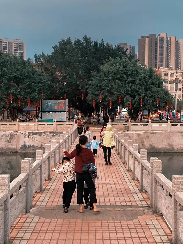 回家过年，聚餐的时候，一个亲戚希望我帮忙给孩子找个工作，我当场拒绝了，搞得气氛一