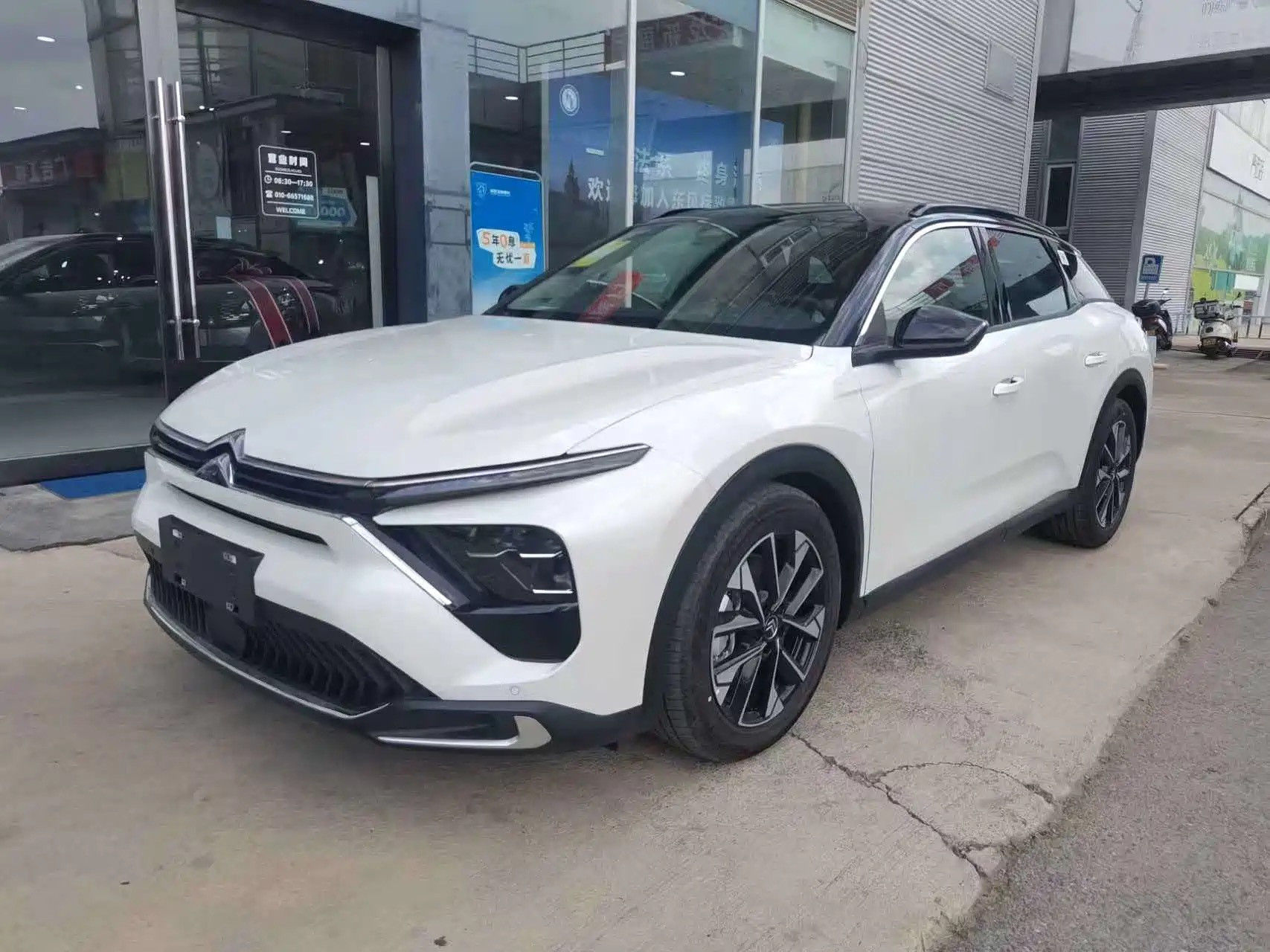 凡尔赛C5XPHEV2026年9月上市，中型插混跨界轿车，车身尺寸4810×