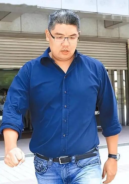“亲美友日和中”这六个字往桌上一摆，简直像根扎眼的刺，也难怪连胜文当场就坐不住，