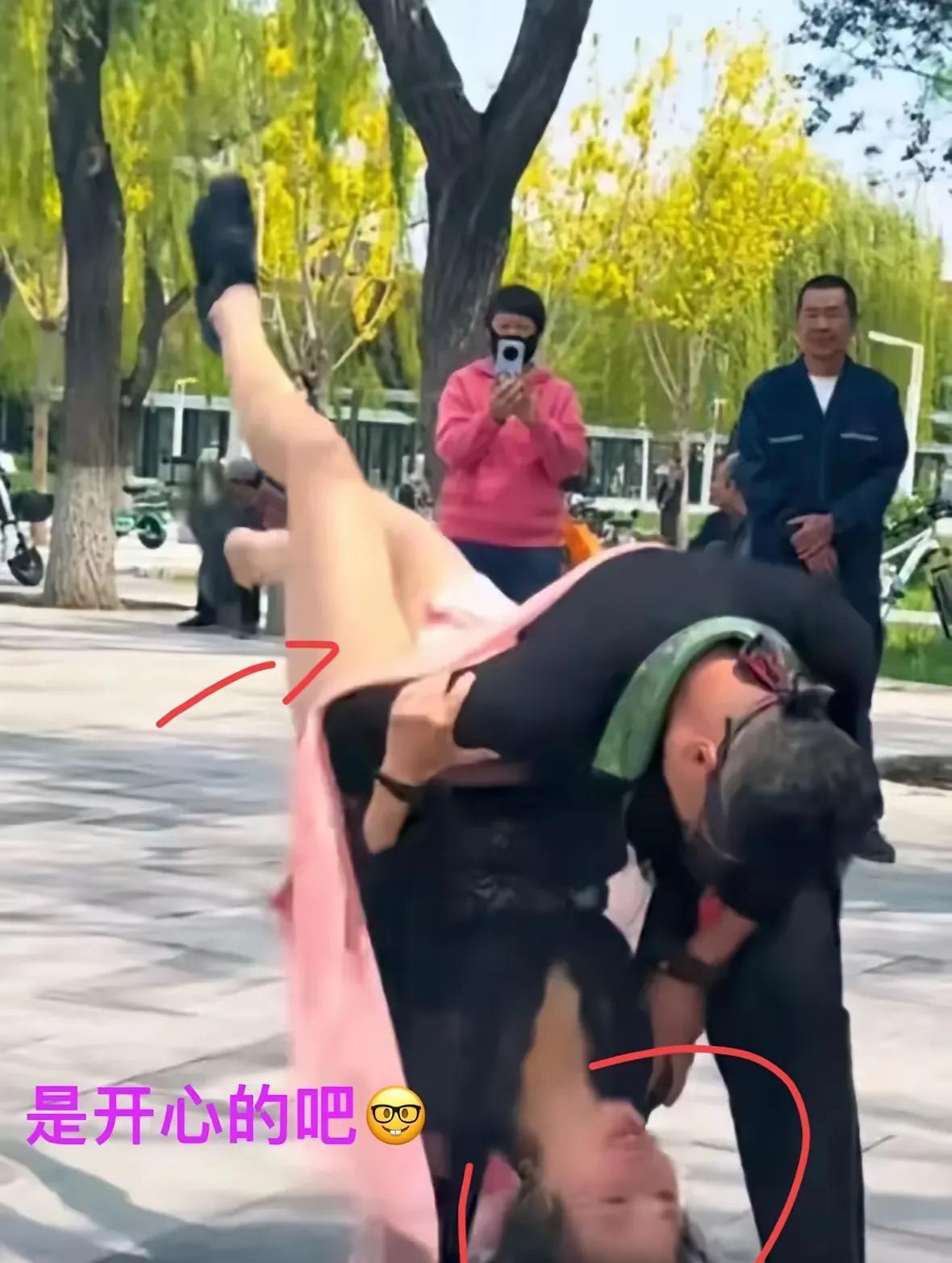 跳舞跳出新高度你高兴我乐意别人爱杂滴就杂滴你鼓掌他拍照咱就是不知什么
