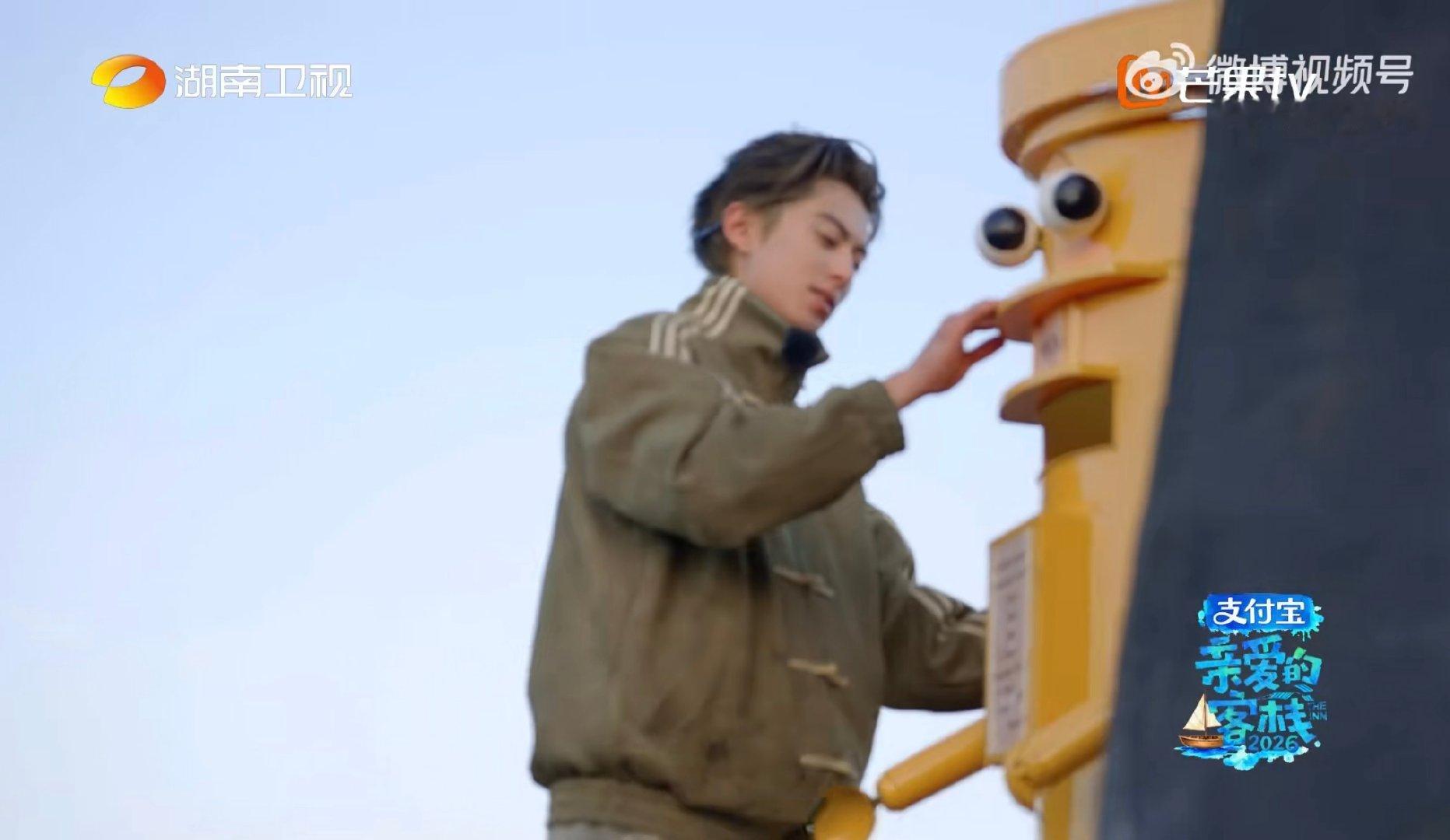 王鹤棣向邮筒道歉战损抱抱邮筒：我不听！王鹤棣刚挪好位置就倒下，棣棣被吓出小表情