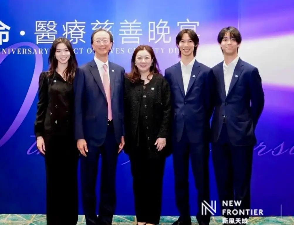 跳水女皇伏明霞最新全家福，幸福满满的一家人伏明霞一身黑色套装，长卷发披肩，端