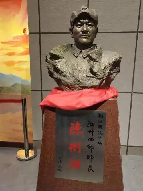 毛泽东率领的队伍，秋收起义时有五千多人，到达延安时只剩二十多人，其中就有陈树湘。