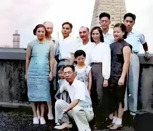 1949年6月，贺子珍回国两年之后，在妹妹贺怡的陪同下，来到上海探望大哥贺敏学。