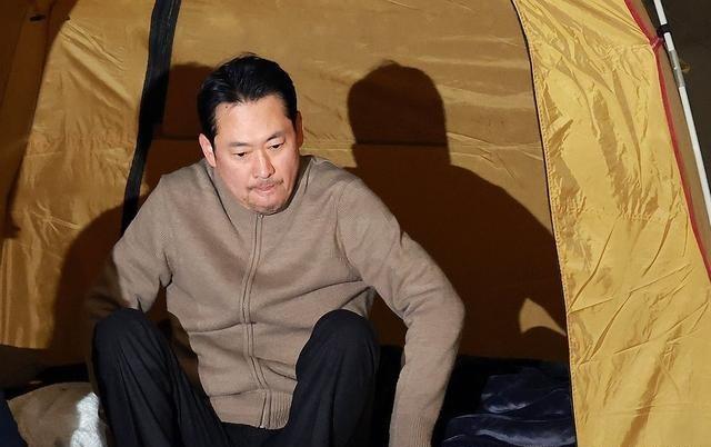 1月20日，韩国国民力量党首张东赫绝食抗议进入第六天。当日上午，在零下11摄氏度