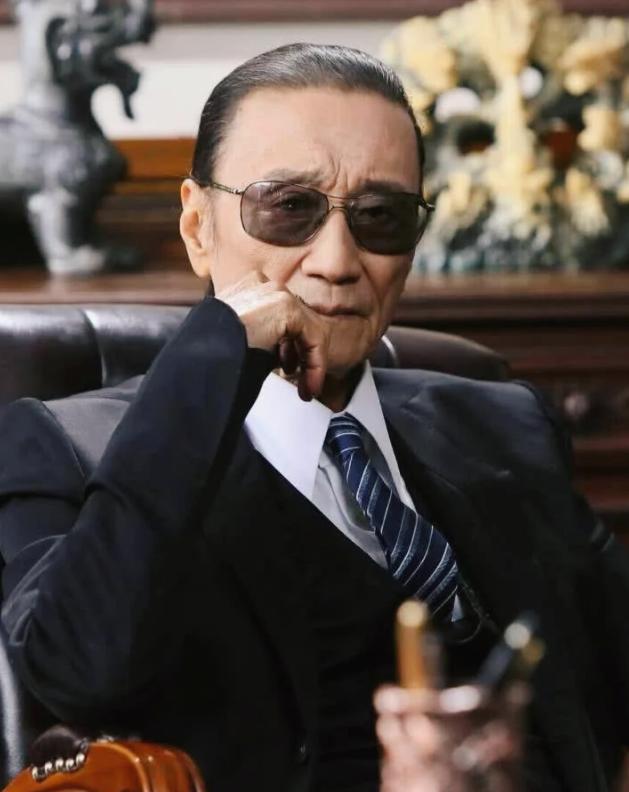 谢贤88岁了,听说老友走了,坐在那儿半天没说话。其实那人没走,是消息传岔了。