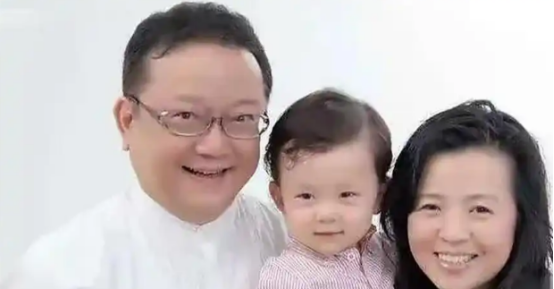 2006年，58岁的王刚与比自己小20岁的郑艳东结婚，在新婚之夜，王刚对她说：“