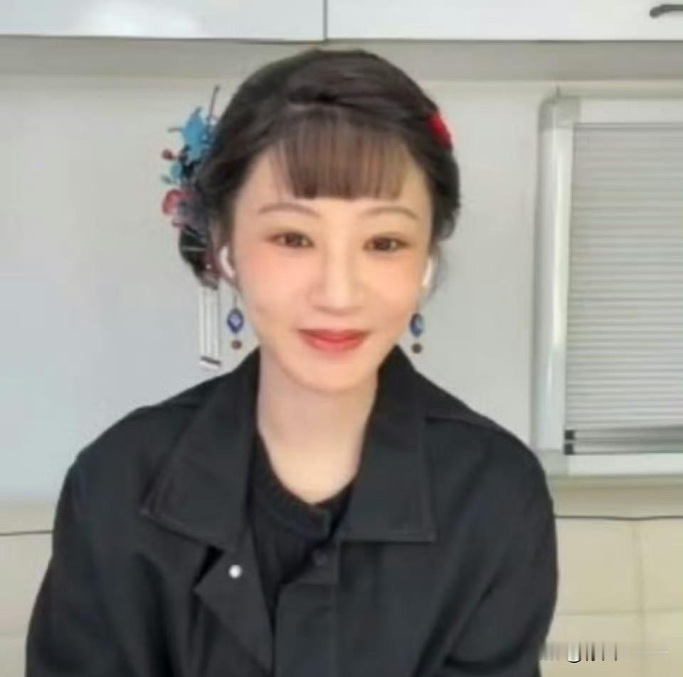 1月30日，杨紫《生命树》直播，顶着《玉兰花开君再来》中的妆造，有被惊艳到！显