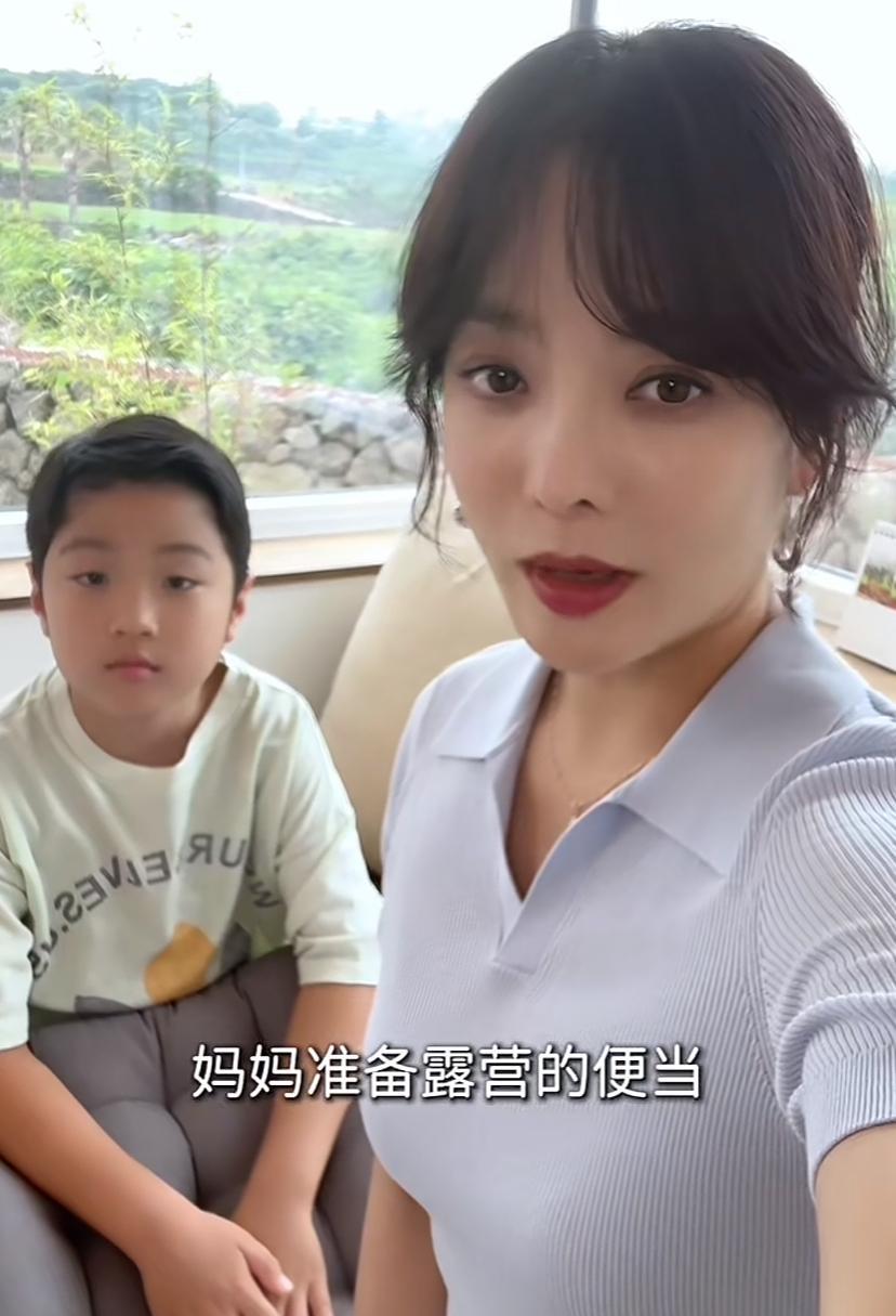 蔡琳的中国话说的越来越好了，儿子也越来越像爸爸高梓淇了。如果蔡琳当初大部分时间