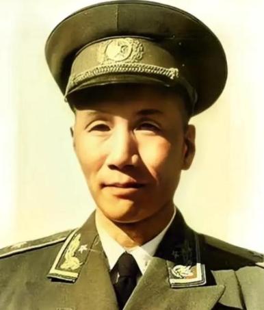 1941年，国军的一位团长正准备投奔新四军，没成想，夜里遭遇了暗杀，身上被捅了3