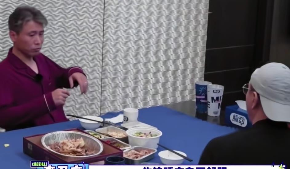 胡军睡觉不穿睡衣这事儿，是李乃文亲眼撞见的。那天录节目，李乃文看胡军光着膀子，心里直犯嘀咕：这人睡衣