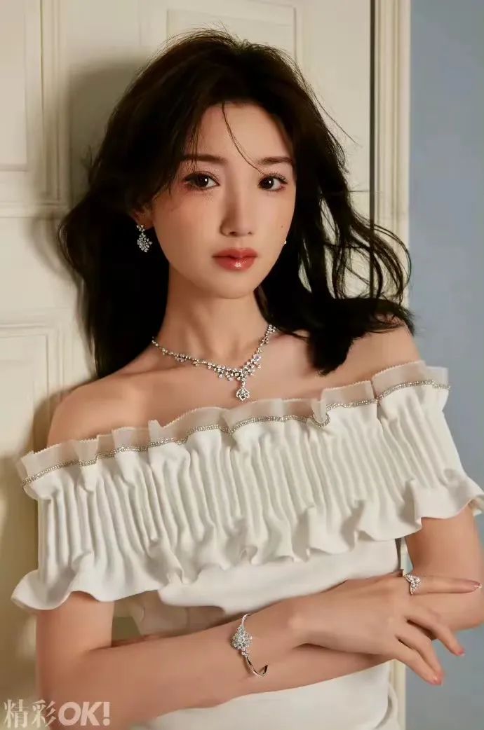 毛晓彤《精彩OK》杂志写真曝光，魅力瞬间惊艳众人
