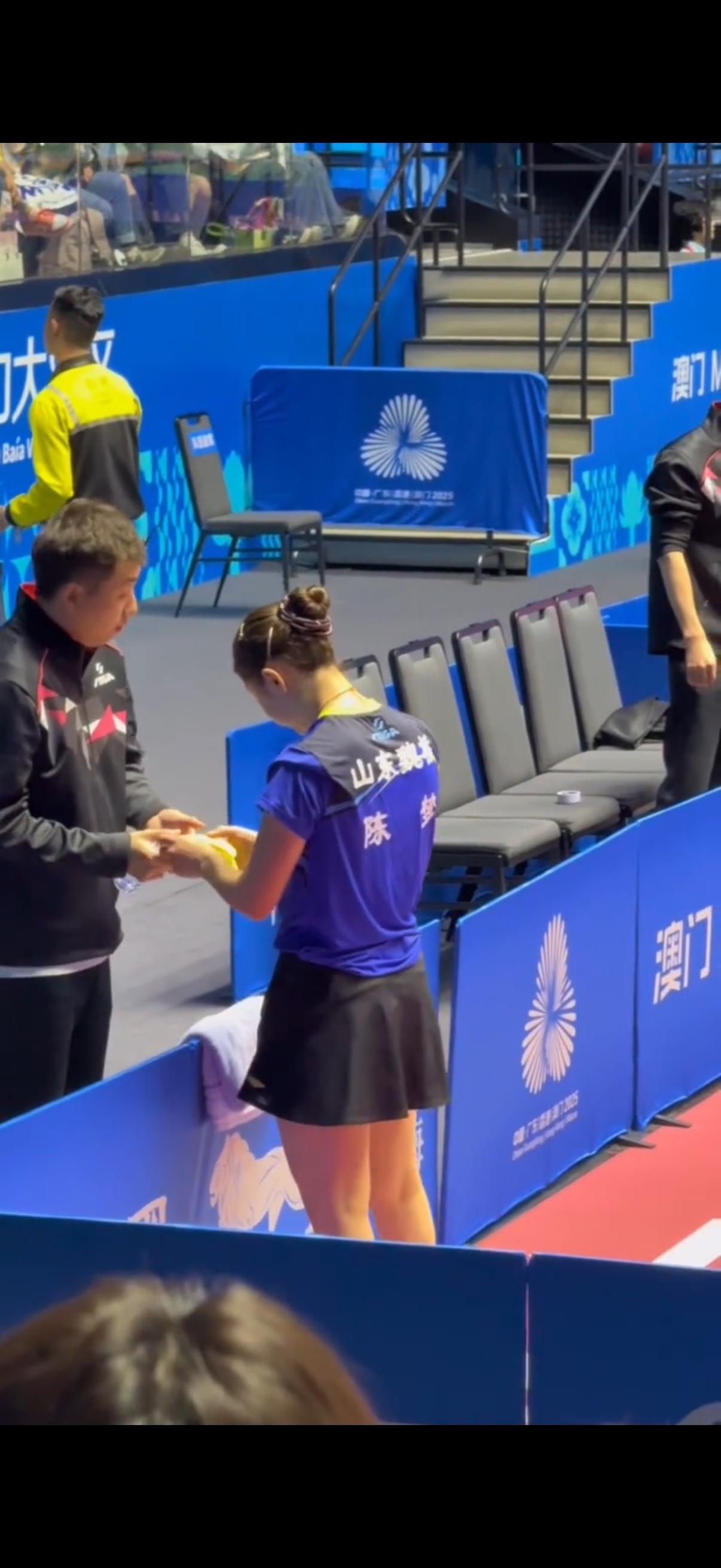 一个动作，再次证明了陈梦的人品，和蒯曼比赛时，她剥开香蕉只吃了半根，没随手一