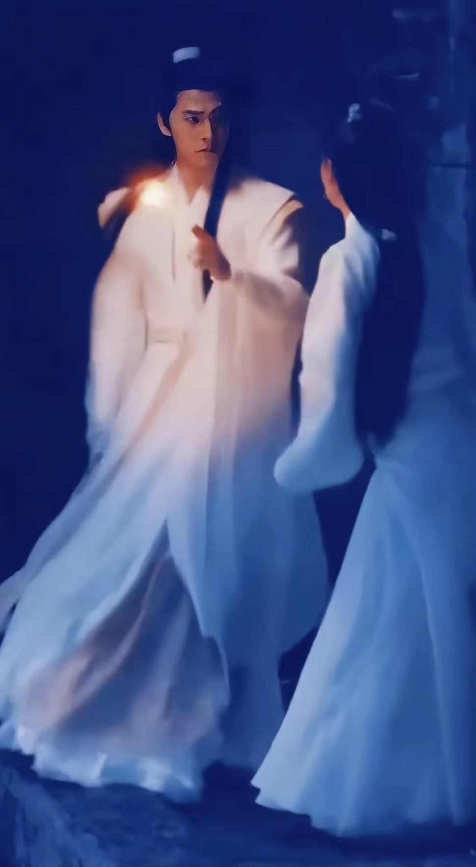 剧组为了衬托杨洋的飘逸，确实很用心，衣服是外三层里三层地往身上套，层层叠叠，走起