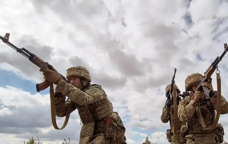 乌克兰武装部队总参谋部条令与训练总局副局长叶夫根尼·梅热维金发表声明称，乌克兰已