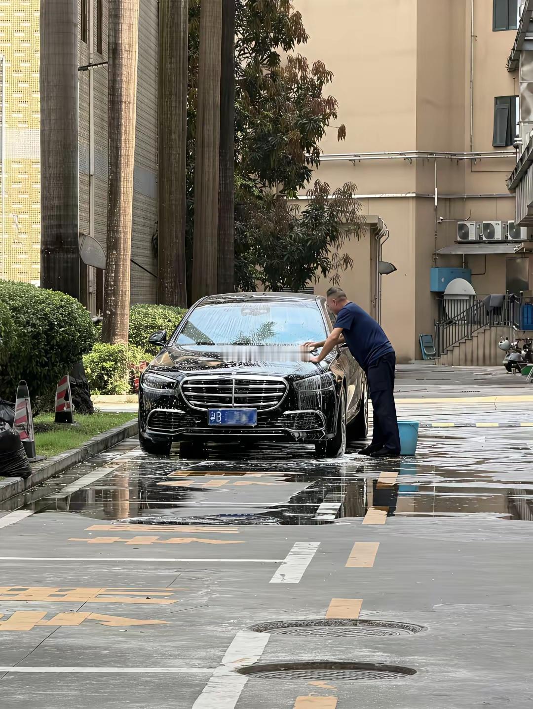 开上百万的奔驰，都要自己洗车？不掉身价吗？