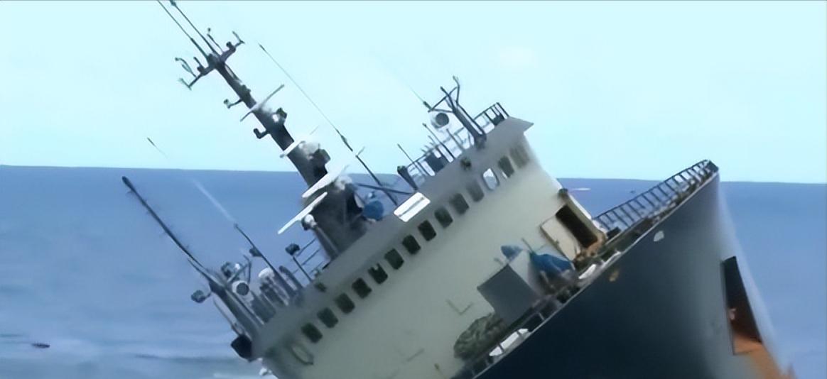 1993年，中国科考船遭“银角号”暴力撞击，拦腰折断沉入大海，船内的107名科考