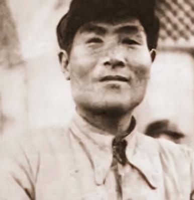 1950年的深秋，海军副司令员王宏坤奉命到武汉出差。在当地的一家小旅馆里，他无意