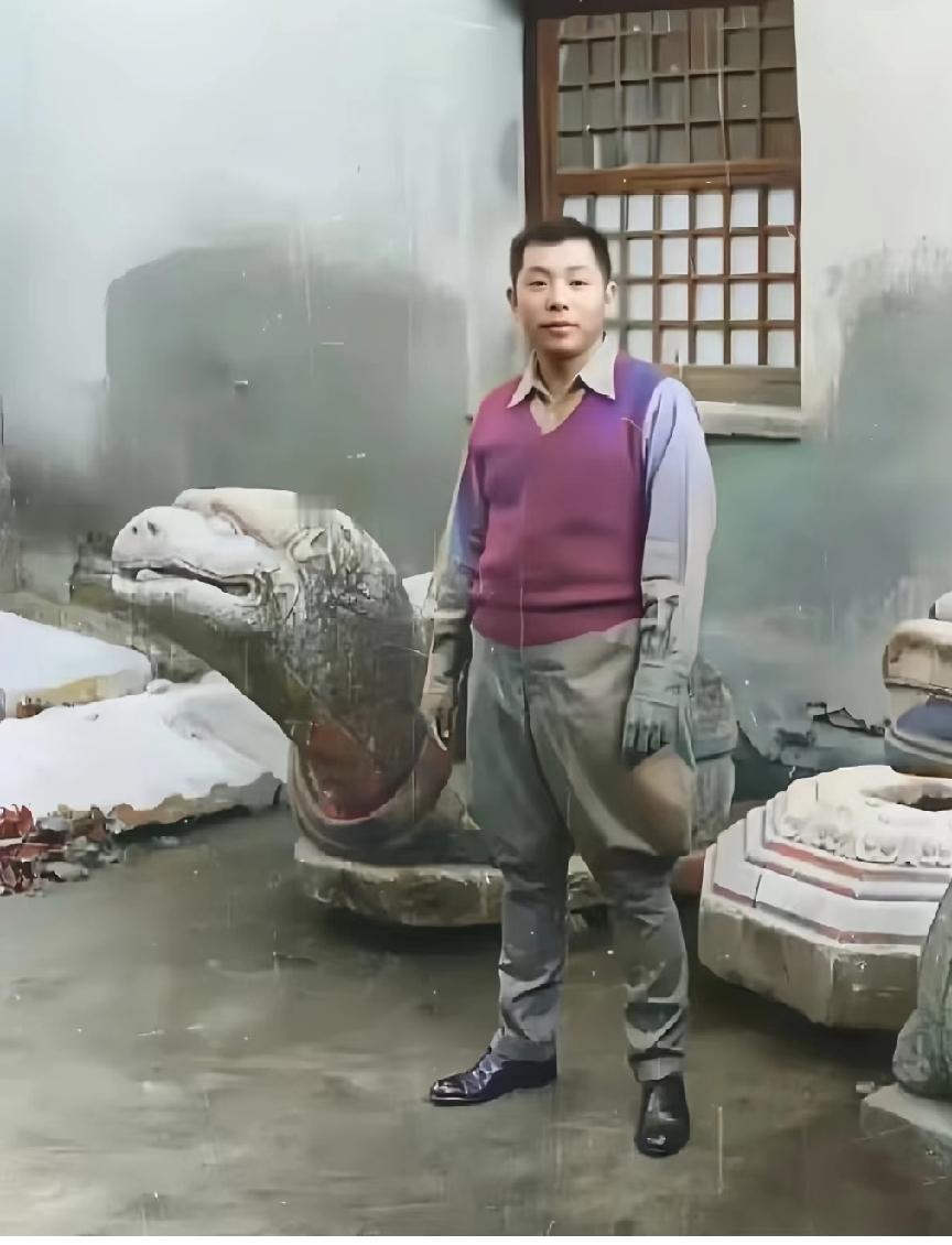 1935年，34岁的张学良身着紫色棉线背心和衬衣，脚蹬锃亮皮鞋，这身打扮放到现在