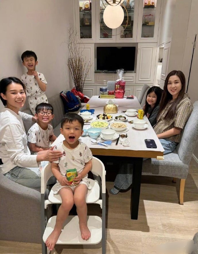 在寸土寸金的香港，贵为视后也难买豪宅，你看胡杏儿和钟嘉欣聚餐