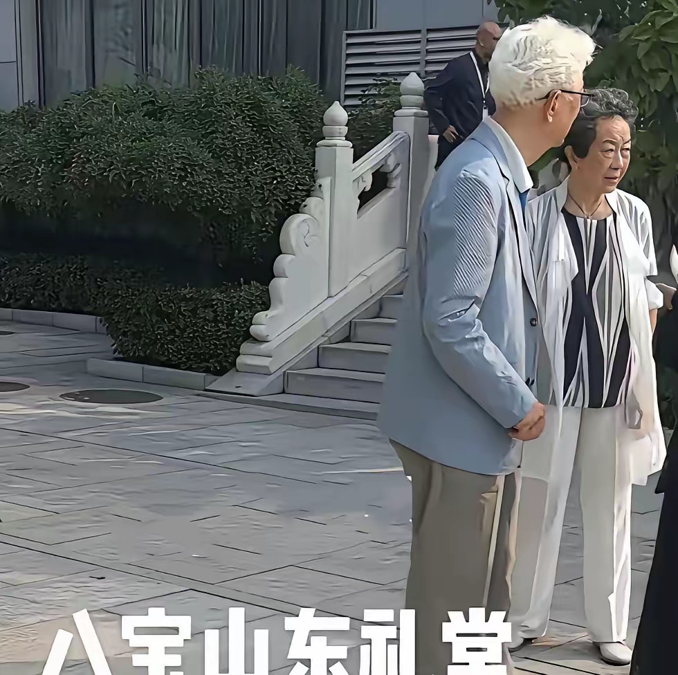 敬一丹的告别仪式现场，汇聚了大批央视共事多年的前辈同仁，几代主持人悉数到场送行。87岁的陈铎，以及朱