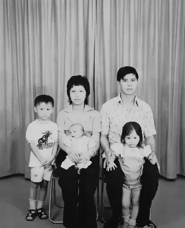 袁咏仪的神颜遗传自她的父亲。魔童和外公、以及妈妈共用一张脸。看来，魔童的长相跟