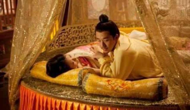 在明末清初那个乱世里，郑成功这个名字总让人想起抗清收台的英雄事迹。可谁想到，他才