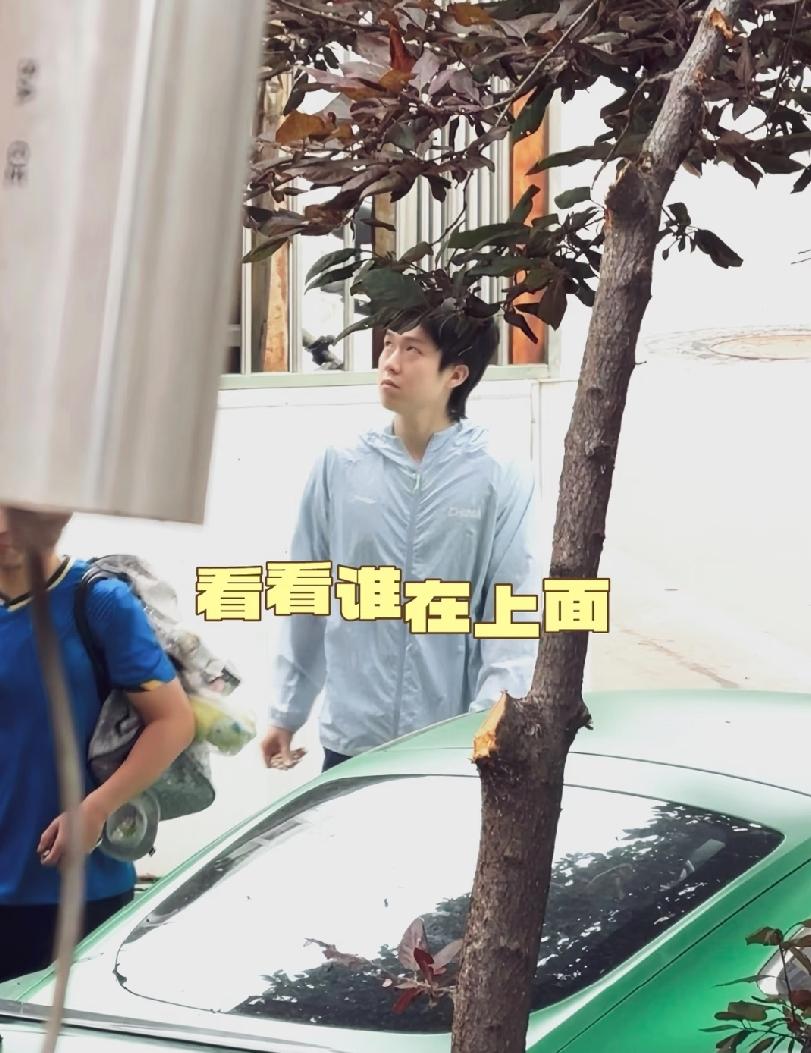 6.16日王队上训又被人拍到了，看王队那眼神肯定在说，我瞅瞅是怎么个事，你
