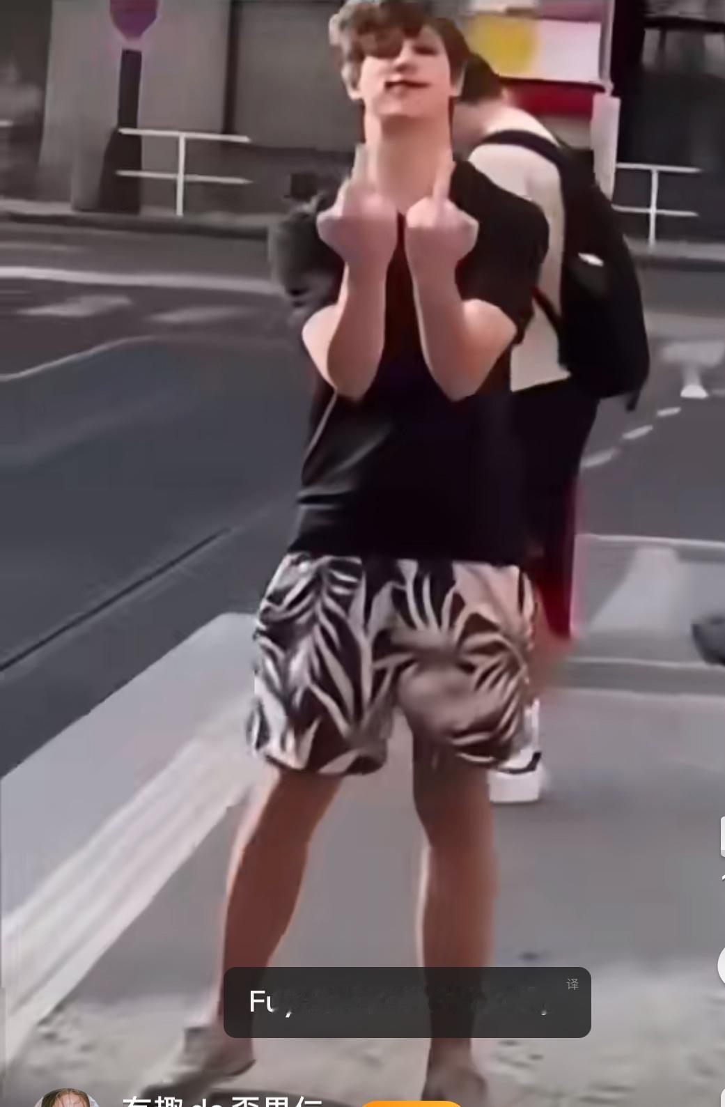 捷克布拉格一名男子挑衅孕妇，并突然上前打了孕妇一巴掌，然后得意地转身想要离开，然