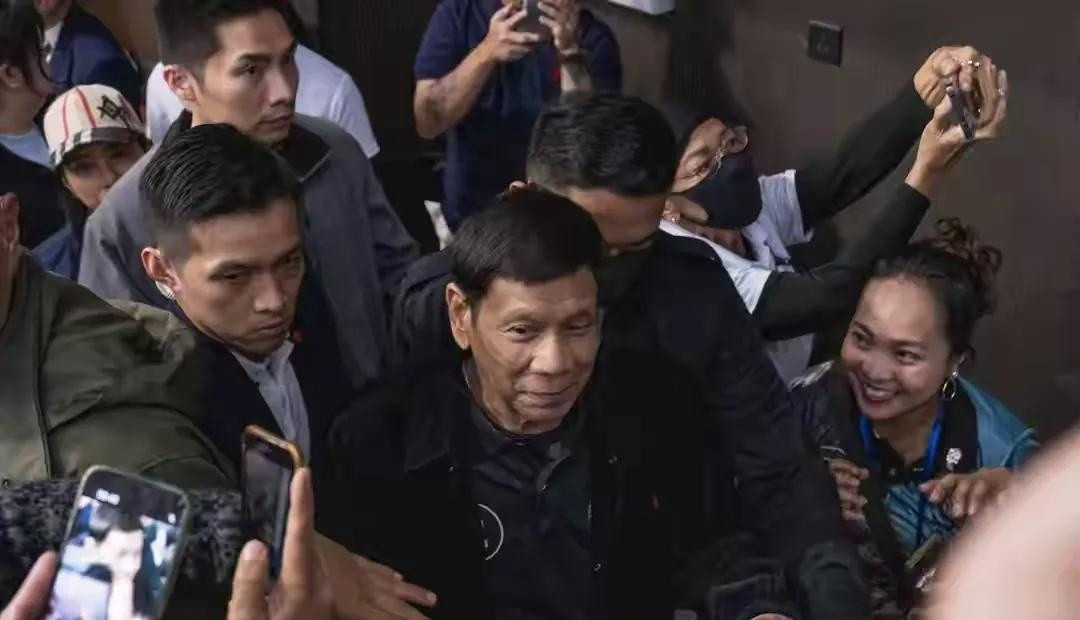 菲律宾前总统杜特尔特被国际刑事法院逮捕并押往荷兰海牙后，其女儿莎拉迅速行动，飞往