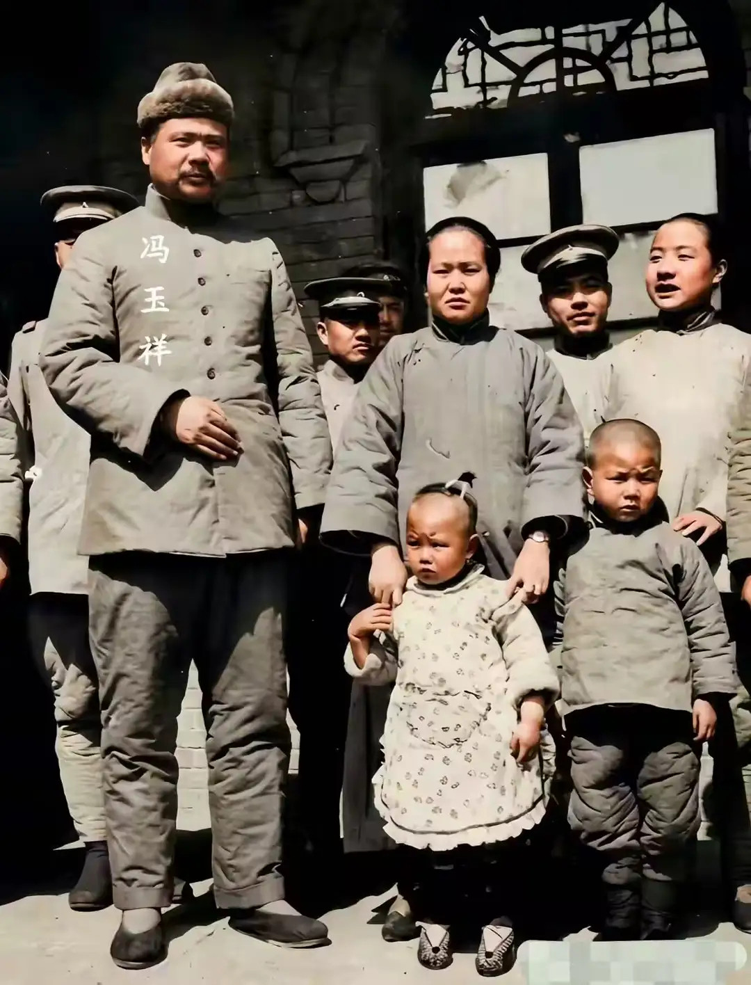 1922年，冯玉祥在河南的一张留影，他身着朴素，穿棉制立领制服