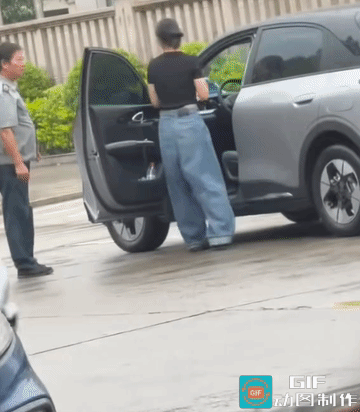 女司机踹保安反被扇至耳膜穿孔！你觉得该怎么处置最公道？学校门口接送孩子的高
