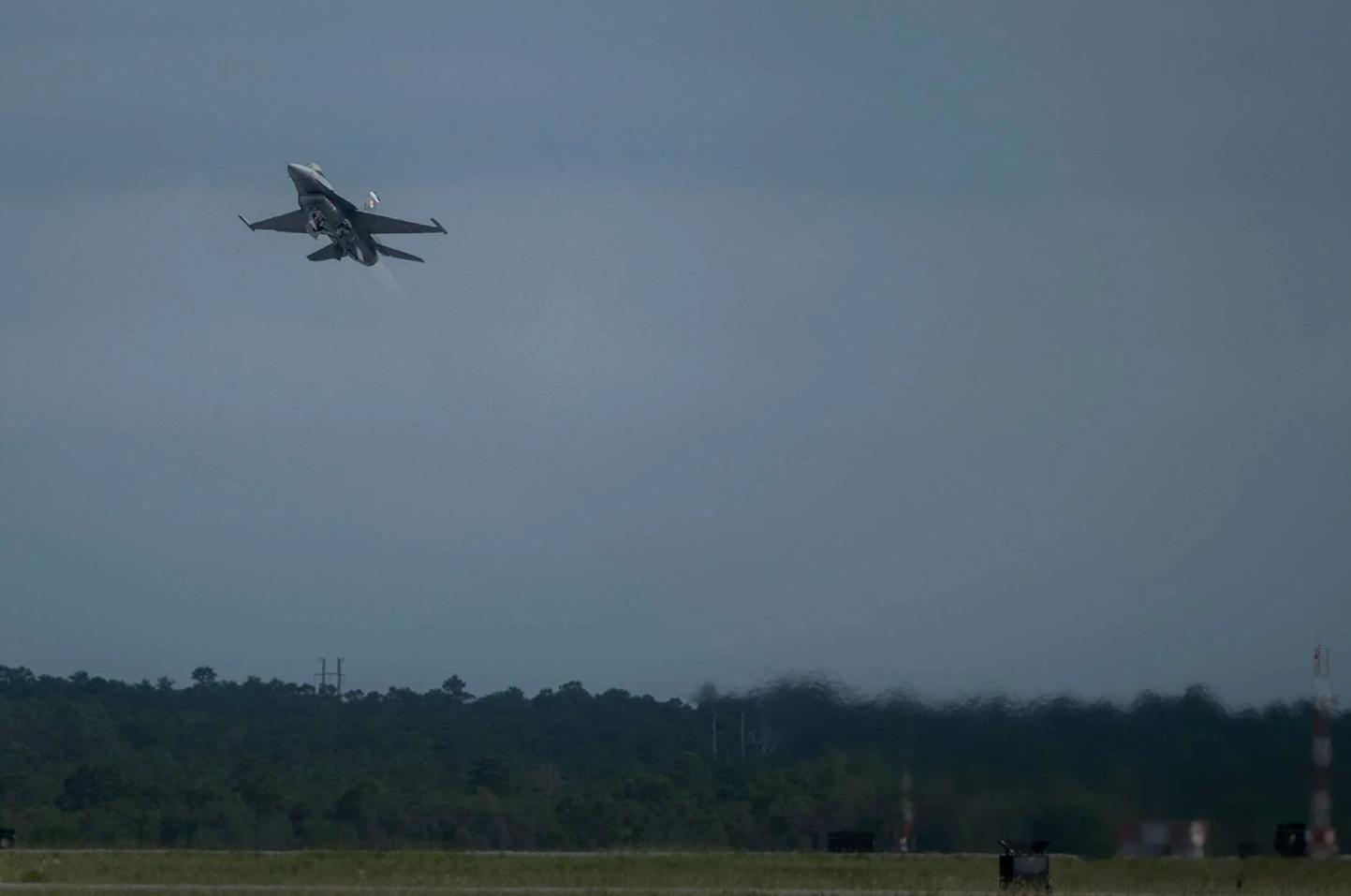 F-16让AI自己飞，还能自己打空战，人类只剩下一个“拔插头”的权利2026年7
