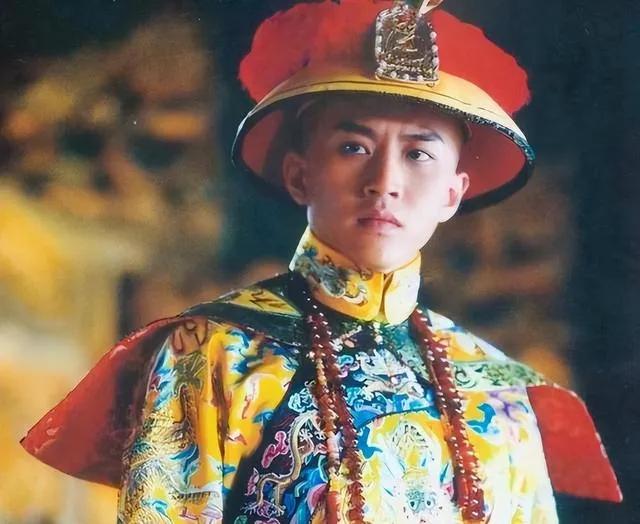 他是清朝入关后的第一位皇帝，6岁坐上龙椅，14岁才真正掌权，24岁就撒手人寰。短
