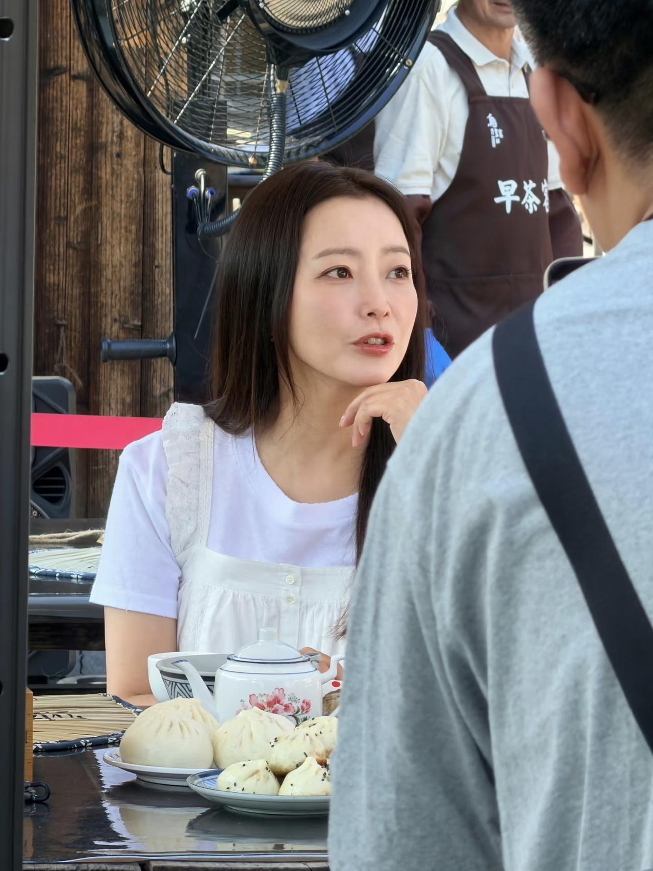 50岁金喜善现身中国乌镇旅游被偶遇，她现在依然很漂亮，脸部状态很自然，完全没有科