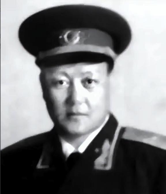 1949年，解放军师长刘炳彦去北京饭店吃饭，突然看到一个服务员举止异常，还有些眼