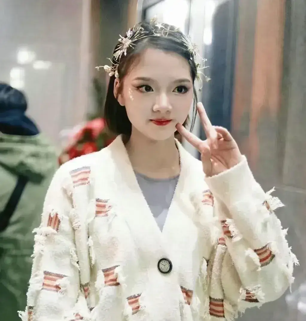难怪那么多人喜欢她，路人镜头下都美若天仙。