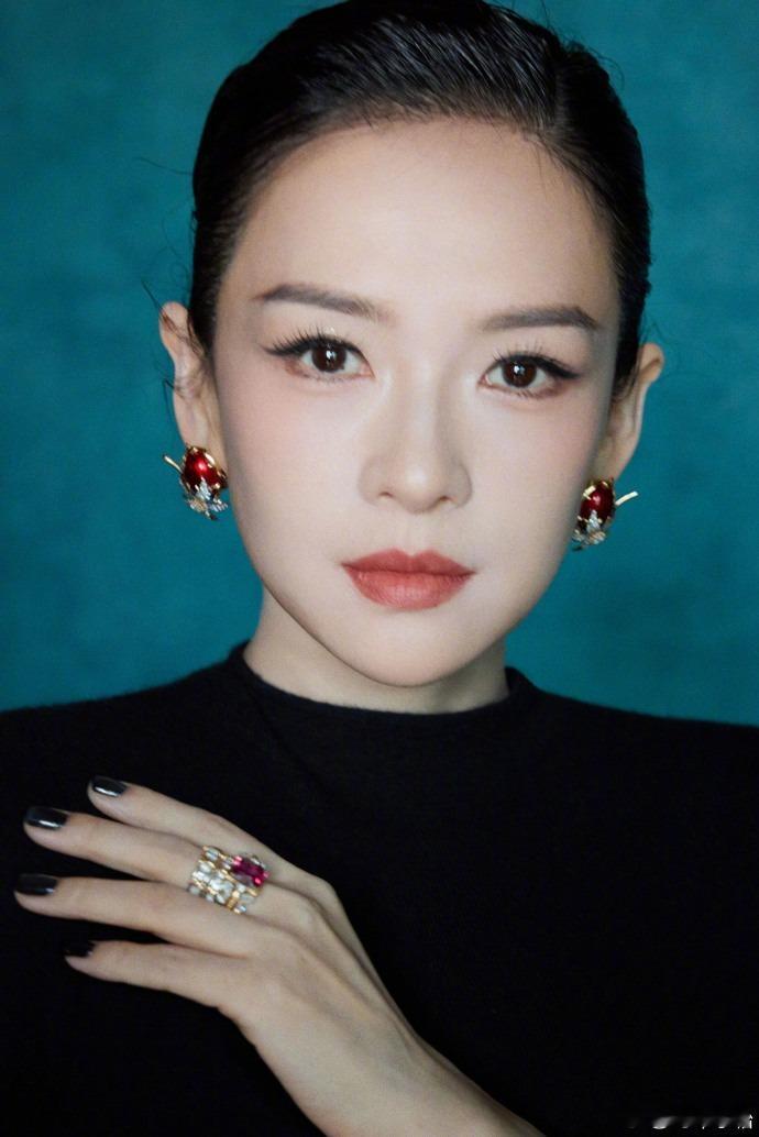 三亚偶遇章子怡一家网友三亚蜈支洲岛偶遇章子怡，带一双儿女与娘家人组团度假，低调休