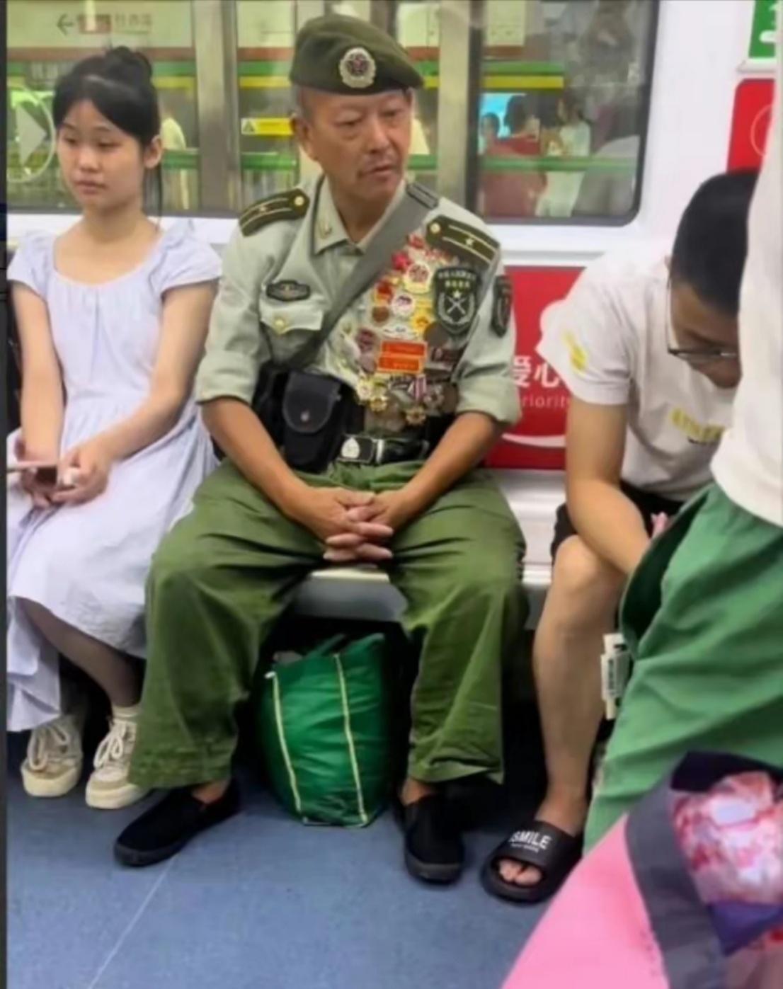 不懂就问这老大爷的军章是真的假的，怎么这么多，真的是这么厉害的人吗？