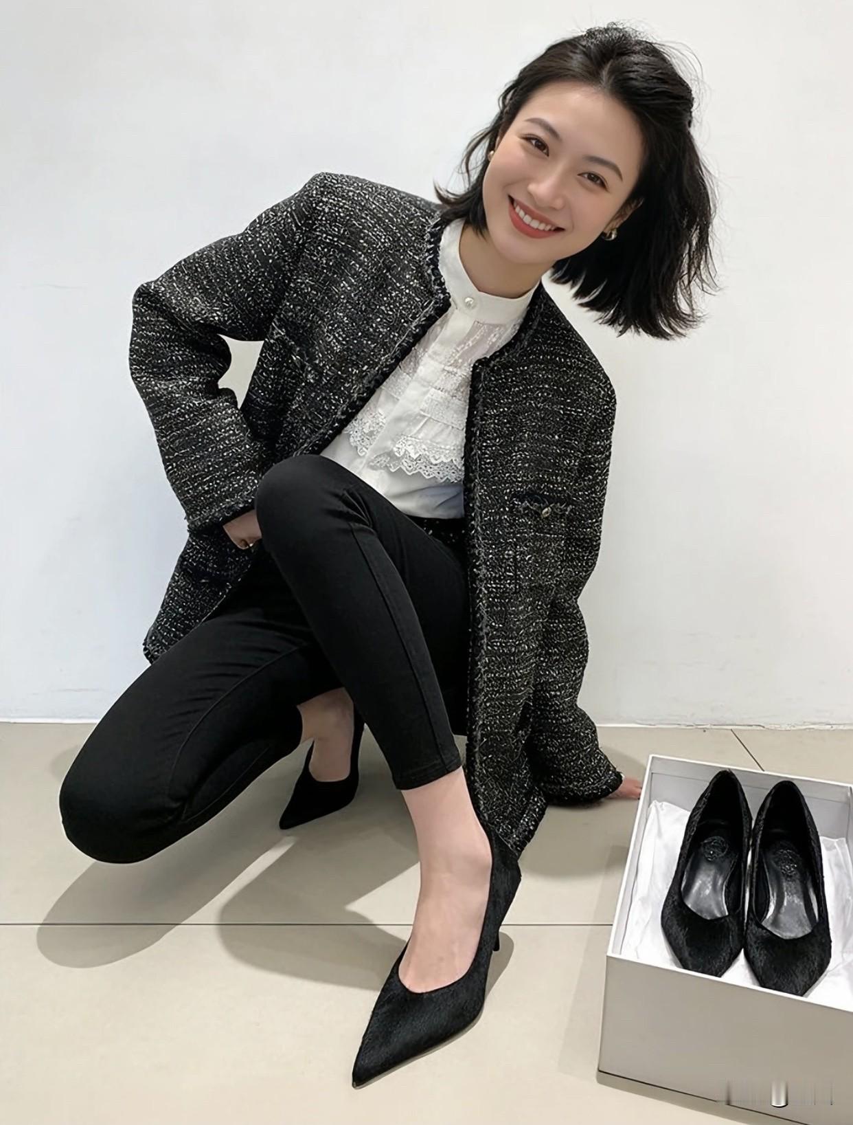什么样的鞋子最容易穿出高级感优雅气质穿搭，灰色大衣搭配黑色高跟鞋，简约而不失时尚