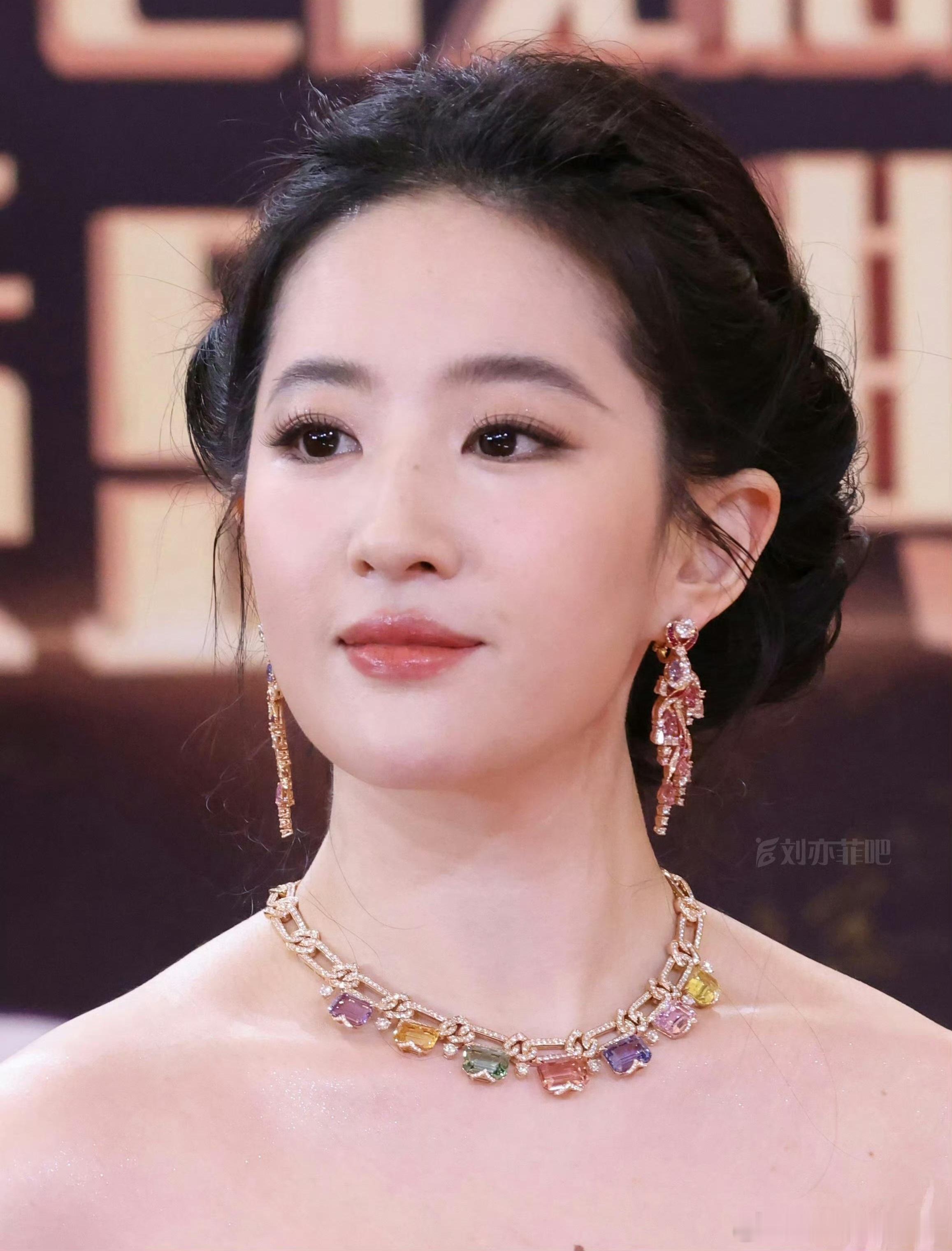 红毯盛典上刘亦菲惊艳亮相，她究竟是如何将东方柔美与现代精致完美融合，成为全场焦点