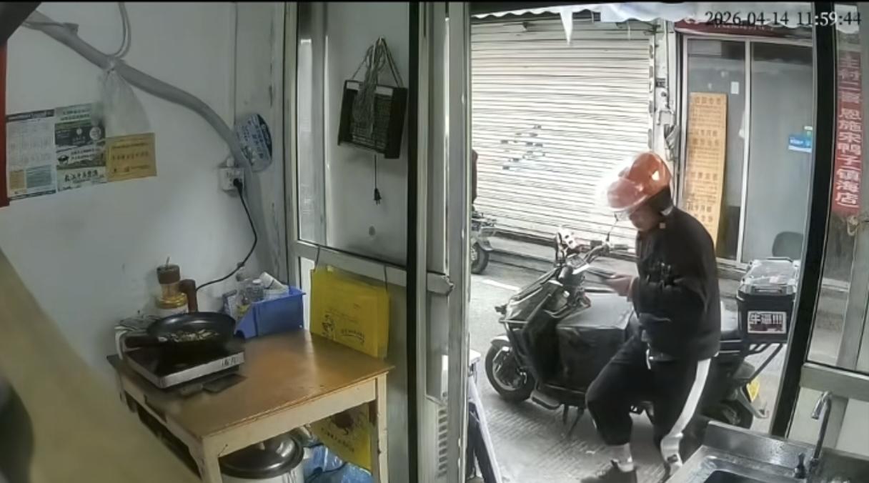 看一次，笑一次！骑手取餐，从下车一直盯着手机，走进店里后想都没想，就把商家正在炒