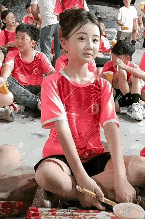 眼睛会说话[呲牙笑][赞]好像一个女明星，是哪位呢？