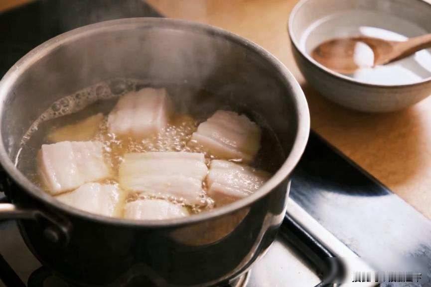 《猪油渣，吃还是扔？很多人搞错了，吃错可能带来4大健康隐患！》老一辈做饭都爱