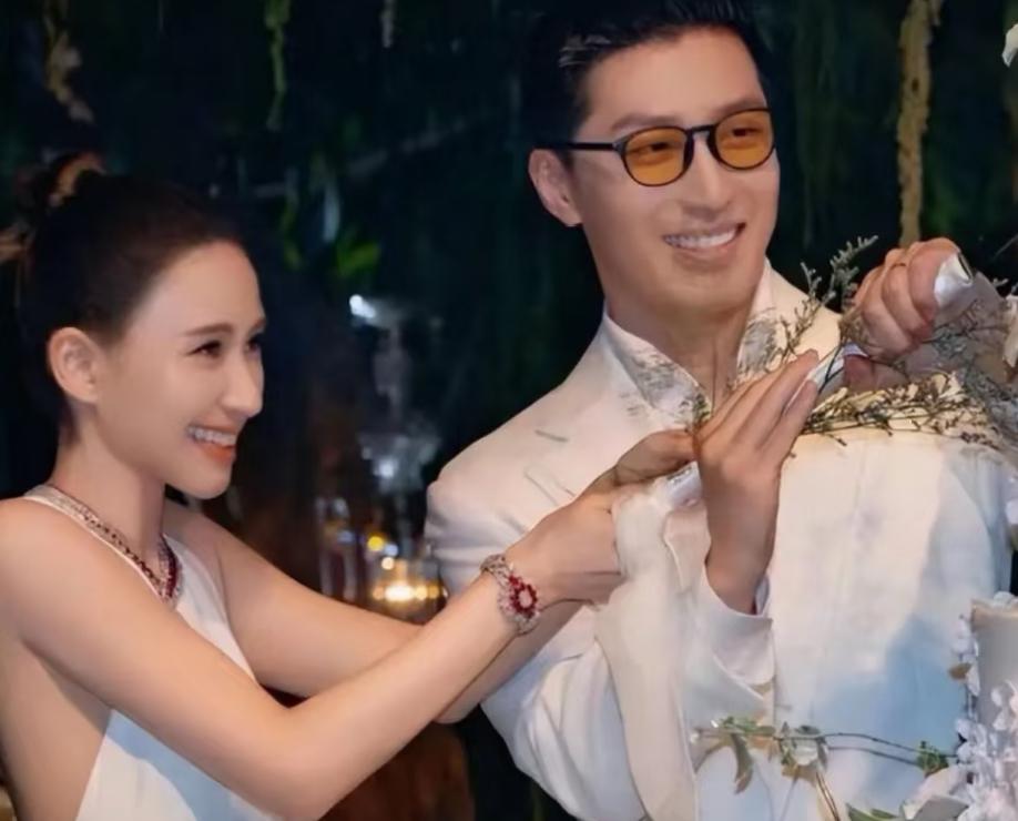 总是传她俩婚变，因为何超莲说一句搞钱比搞男人重要，还记得吗宗馥莉也说过不敢谈