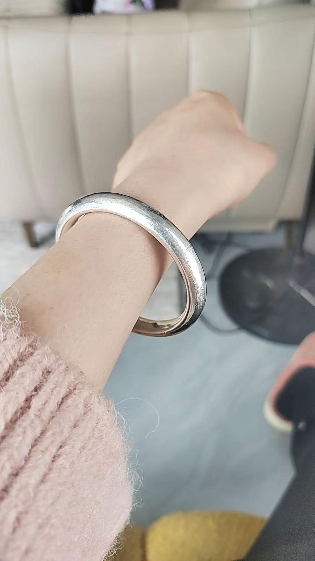 银手镯银镯在手，幸福随心行[比心]纯银手镯承载着幸福的寓意。佩戴它，仿佛幸福就在身