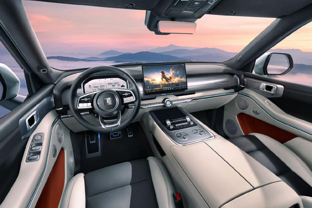 长城坦克700Hi4-Z内饰发布，来看下有哪些亮点？座舱：采用上深下浅的双拼