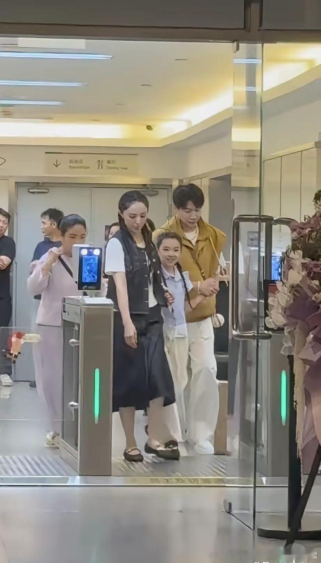 董璇一家三口下班牵手回家，这才是幸福的样子