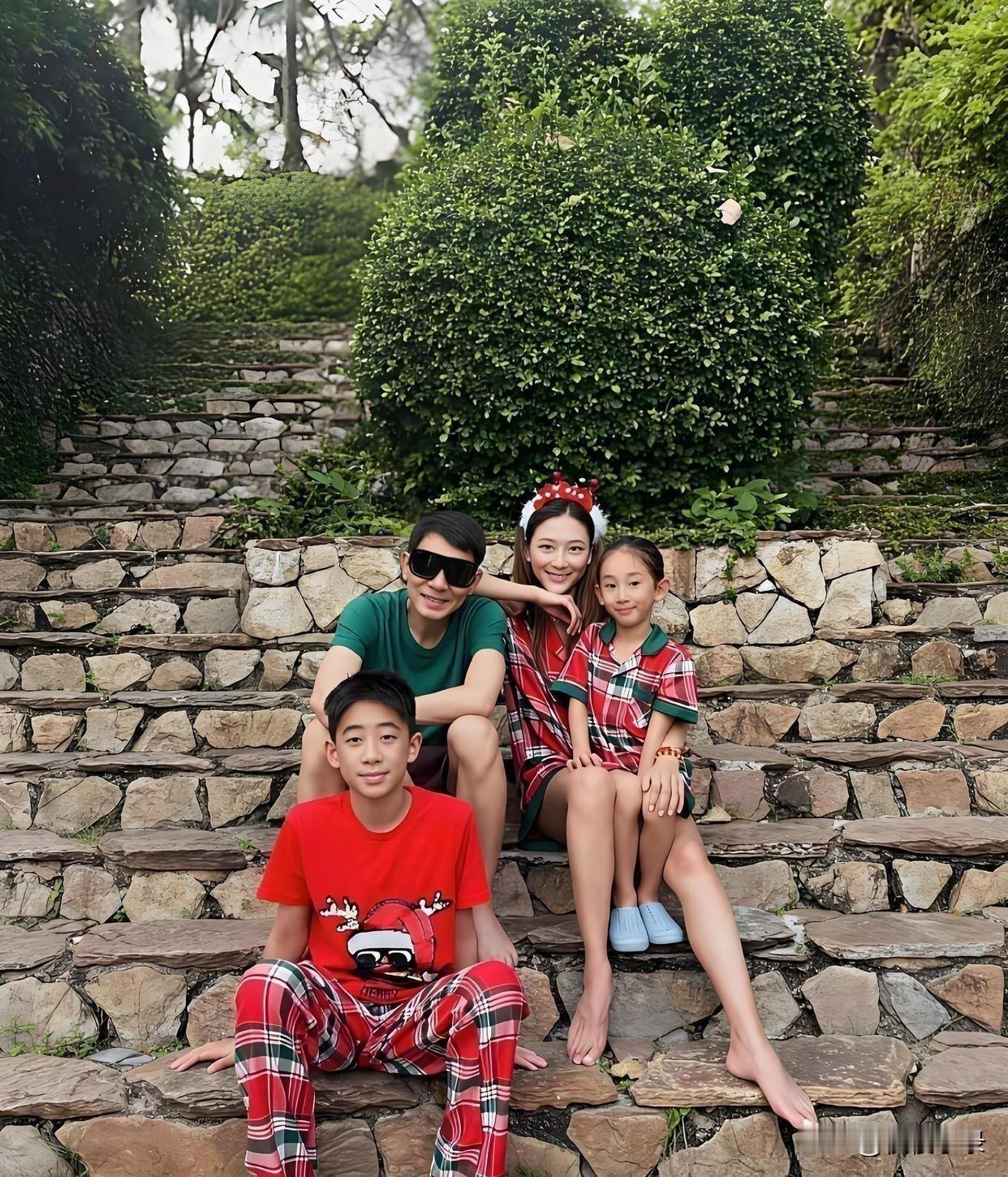 陈小春和应采儿晒了张全家福，没想到火出圈的竟然是应采儿的脚！[灵光一