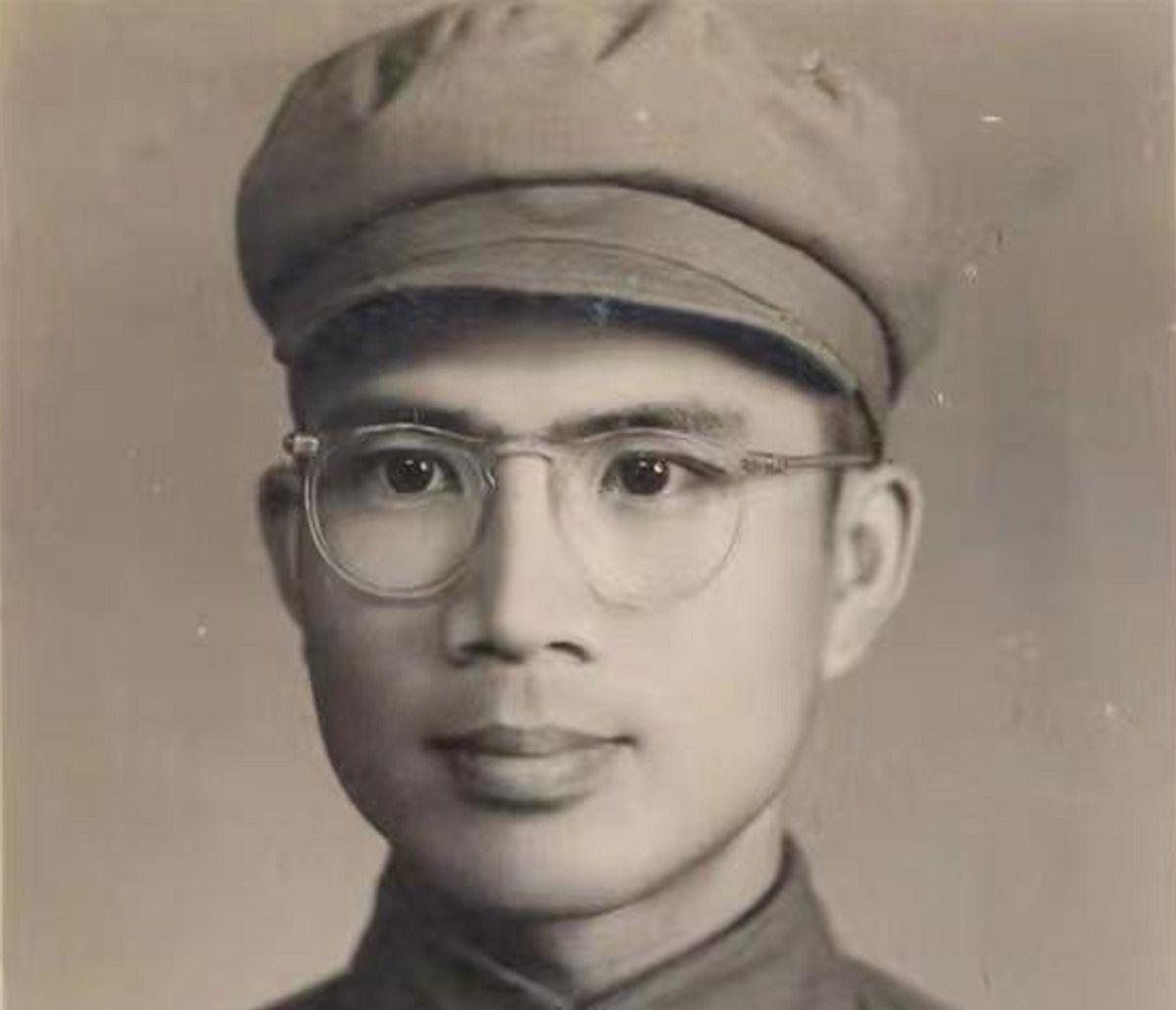 1951年，一个15岁新兵擦大炮，埋头看瞄准镜，谁料突然瞅见，敌人阵地上出现一奇